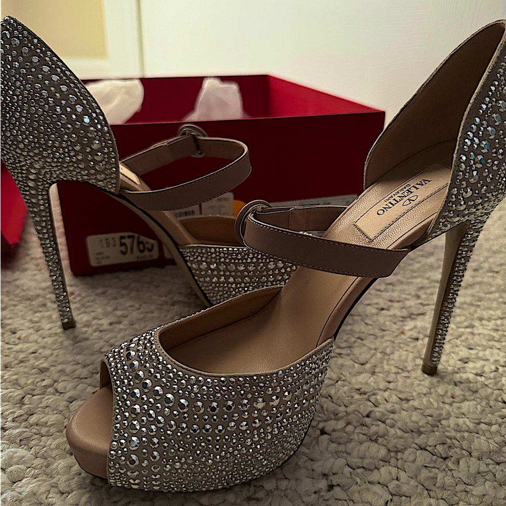 Brand new Valentino Garavani heels